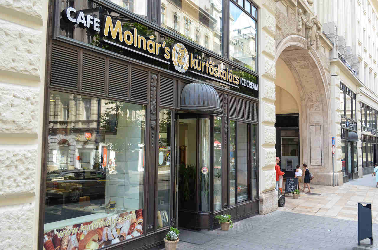 Where to eat chimney cake in Budapest? At Molnár's Kurtoskalács